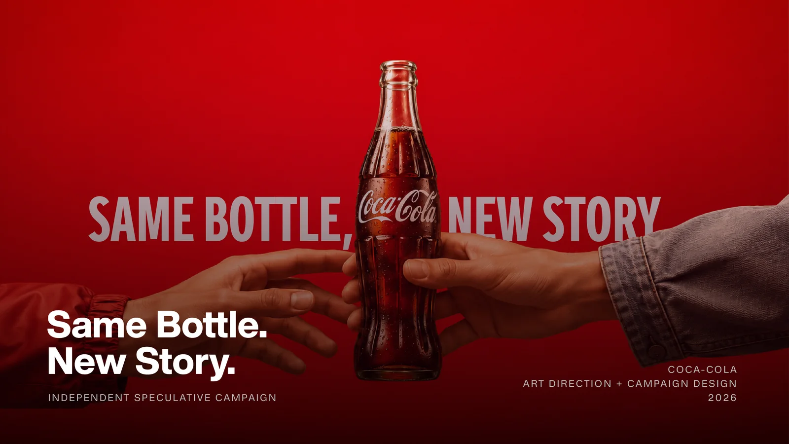 Same Bottle. New Story. ana görseli: koyu kırmızı zeminde Coca-Cola şişesi tutan bir el.